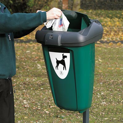 Hundlatrin Retriever 50 hundavfallsbehållare i grönt i användning