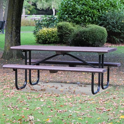Picknickbord Bowland™ gjord av återvunnet material, fäst på beläggningsplatta.