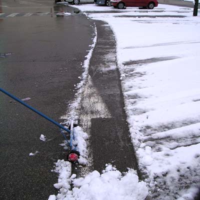 Snowscoop är lätthanterlig och gör snabbt entréer, trottoarer och parkeringsplatser fria från snö